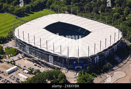 Hamburg, Deutschland. Mai 2024. Fußball, vor der UEFA Euro 2024, Blick auf das Volksparkstadion (Luftaufnahme). Quelle: Christian Charisius/dpa/Alamy Live News Stockfoto