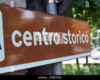 Cremona, Italien - 15. Mai 2024 Großaufnahme eines Centro Storico Straßenschildes in einer städtischen Umgebung, mit verschwommenem Grün und Fahrzeugen im Hintergrund Stockfoto