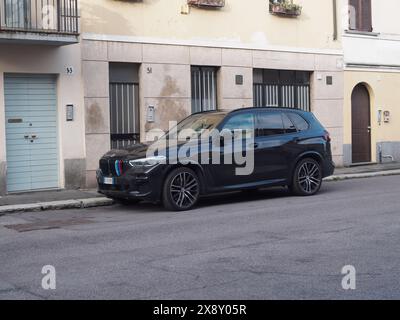 Cremona, Italien - 15. Mai 2024 Ein moderner, luxuriöser schwarzer suv, der an einer städtischen Straße geparkt wird und Eleganz, Stil und modernes Automobil-Design bietet Stockfoto