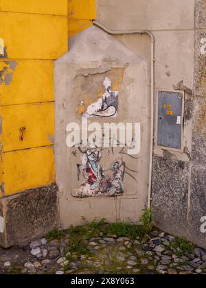 Cremona, Italien - 15. Mai 2024 lebendige Ausstellung von Street Art und Graffiti auf einer verfallenen Stadtmauer mit abblätternder Farbe und einem Schaltkasten Stockfoto