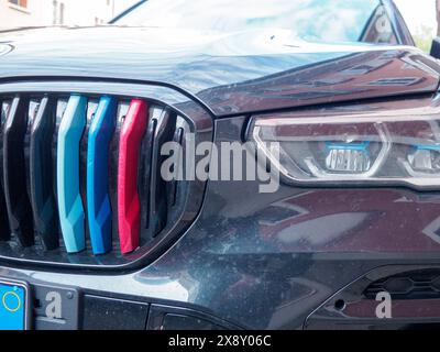 Cremona, Italien - 15. Mai 2024 Großaufnahme eines bmw Motorsport Performance-Autos mit Kühlergrill und Motorhaube, die leuchtende Farben in einer urbanen Umgebung reflektieren Stockfoto