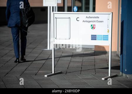 Essen, Deutschland. Mai 2024. Vor der Messe Essen steht ein Schild mit der Aufschrift „Außenstelle Amtsgericht Essen“. Die Gläubigerversammlung der Galeria Karstadt Kaufhof entscheidet über den Insolvenzplan der Messe Essen. Quelle: Fabian Strauch/dpa/Alamy Live News Stockfoto