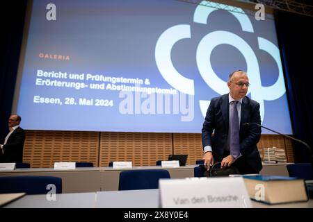 Essen, Deutschland. Mai 2024. Insolvenzverwalter Stefan Denkhaus steht im Saal. Die Gläubigerversammlung der Galeria Karstadt Kaufhof entscheidet über den Insolvenzplan der Messe Essen. Quelle: Fabian Strauch/dpa/Alamy Live News Stockfoto