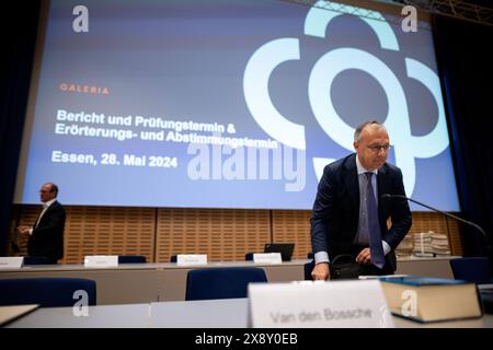 Essen, Deutschland. Mai 2024. Insolvenzverwalter Stefan Denkhaus steht im Saal. Die Gläubigerversammlung der Galeria Karstadt Kaufhof entscheidet über den Insolvenzplan der Messe Essen. Quelle: Fabian Strauch/dpa/Alamy Live News Stockfoto