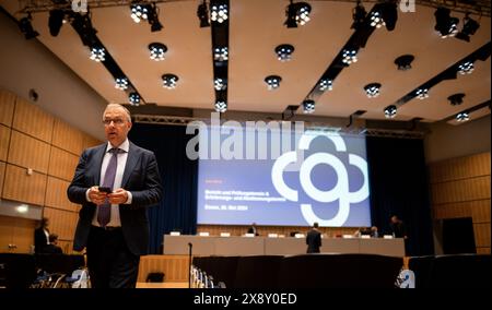 Essen, Deutschland. Mai 2024. Insolvenzverwalter Stefan Denkhaus steht im Saal. Die Gläubigerversammlung der Galeria Karstadt Kaufhof entscheidet über den Insolvenzplan der Messe Essen. Quelle: Fabian Strauch/dpa/Alamy Live News Stockfoto