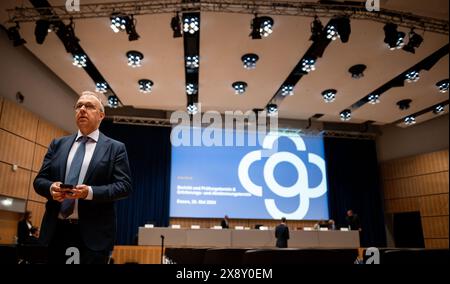 Essen, Deutschland. Mai 2024. Insolvenzverwalter Stefan Denkhaus steht im Saal. Die Gläubigerversammlung der Galeria Karstadt Kaufhof entscheidet über den Insolvenzplan der Messe Essen. Quelle: Fabian Strauch/dpa/Alamy Live News Stockfoto