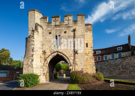 Frühlingsvormittag im Pottergate Arch in Lincoln, England. Stockfoto