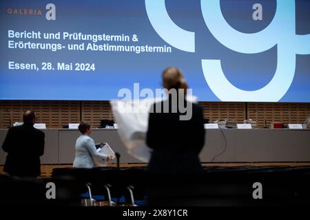 Essen, Deutschland. Mai 2024. Mitarbeiter des Amtsgerichts tragen Drucker und Akten in die Halle. Die Gläubigerversammlung der Galeria Karstadt Kaufhof entscheidet über den Insolvenzplan der Messe Essen. Quelle: Fabian Strauch/dpa/Alamy Live News Stockfoto