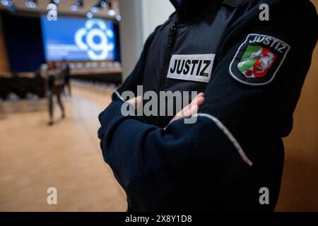 Essen, Deutschland. Mai 2024. Ein Gerichtsbeamter betritt die Halle, während das Galeria-Logo im Hintergrund zu sehen ist. Die Gläubigerversammlung der Galeria Karstadt Kaufhof entscheidet über den Insolvenzplan der Messe Essen. Quelle: Fabian Strauch/dpa/Alamy Live News Stockfoto