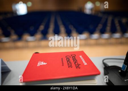 Essen, Deutschland. Mai 2024. Ein Buch mit "deutschen Gesetzen" liegt auf einem Tisch. Die Gläubigerversammlung der Galeria Karstadt Kaufhof entscheidet über den Insolvenzplan der Messe Essen. Quelle: Fabian Strauch/dpa/Alamy Live News Stockfoto