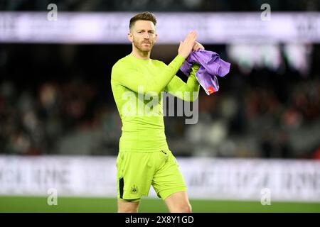 MELBOURNE, AUSTRALIEN. 24. Mai 2024. Im Bild: Der Torhüter Lawrence Thomas des FC Western Sydney Wanderers applaudiert am Ende der GL der anwesenden Menge Stockfoto