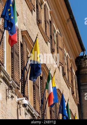 Europäische, italienische und ukrainische Flaggen. Solidarität und Unterstützung für die Ukraine. Russische Invasion. Rathaus. Piazza Grande, Modena, Italien, Europa, EU Stockfoto