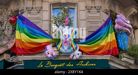 Homosexueller Stolz. Große Regenbogenflaggen symbolisieren die LGBTQIA-Gemeinde, vor einem französischen Restaurant, Schwulendorf, Le Marais Viertel. Paris, Frankreich, Europa Stockfoto