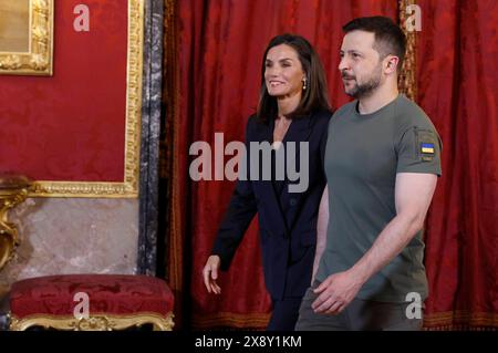 MADRID, 27.05.2024.- La reina Letizia recibe al presidente de Ucrania, Volodímir Zelenski?, a su llegada al almuerzo ofrecido por los reyes en el Palacio Real, este lunes en Madrid. EFE/Ballesteros POOL Cordon Press Stockfoto