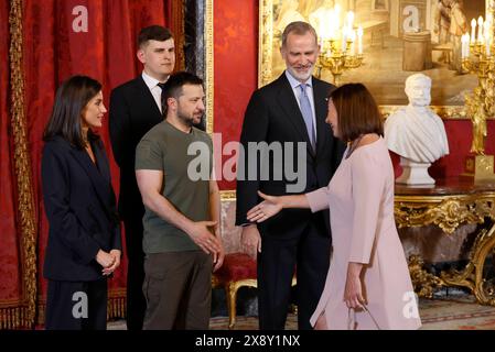 MADRID, 27.05.2024.- Los reyes de España Felipe VI y Letizia, junto al presidente de Ucrania, Volodímir Zelenski (2i),? Saludan a la Presidenta del Congreso de losDiputados, Francina Armengol, a su llegada al almuerzo ofrecido en el Palacio Real, este lunes en Madrid. EFE/Ballesteros POOL Cordon Press Stockfoto