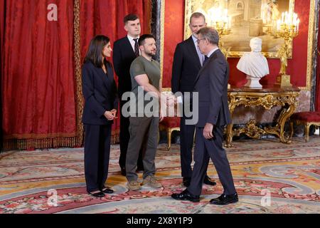 MADRID, 27.05.2024.- Los reyes de España Felipe VI y Letizia, junto al presidente de Ucrania, Volodímir Zelenski (2i)? Saludan al Líder del PP, Alberto Núñez Feijóo, a su llegada al almuerzo ofrecido en el Palacio Real, este lunes en Madrid. EFE/Ballesteros POOL Cordon Press Stockfoto