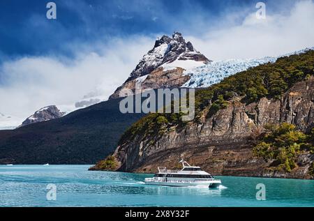 Touristenboot auf dem Argentino See, Patagonien, Argentinien Stockfoto