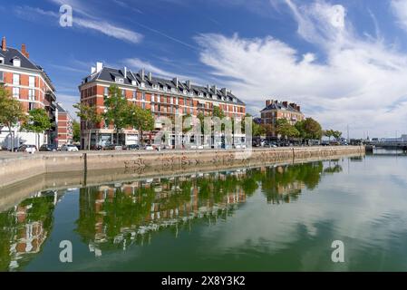 Das Roy Basin und das Gebäude, das nach dem Zweiten Weltkrieg im Bezirk Saint-Francois gebaut wurde, und Reflexionen von Gebäuden im Wasser. Stockfoto