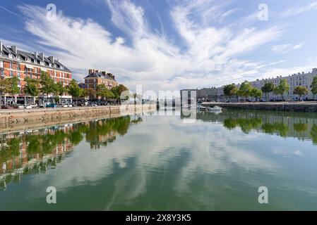 Das Roy Basin und das Gebäude, das nach dem Zweiten Weltkrieg im Bezirk Saint-Francois gebaut wurde, und Reflexionen von Gebäuden im Wasser. Stockfoto