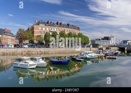 Das Roy Basin und das Gebäude, das nach dem Zweiten Weltkrieg im Bezirk Saint-Francois gebaut wurde, und Reflexionen von Gebäuden im Wasser. Stockfoto