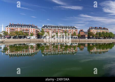 Das Roy Basin und das Gebäude, das nach dem Zweiten Weltkrieg im Bezirk Saint-Francois gebaut wurde, und Reflexionen von Gebäuden im Wasser. Stockfoto