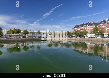 Das Roy Basin und das Gebäude, das nach dem Zweiten Weltkrieg im Bezirk Saint-Francois gebaut wurde, und Reflexionen von Gebäuden im Wasser. Stockfoto