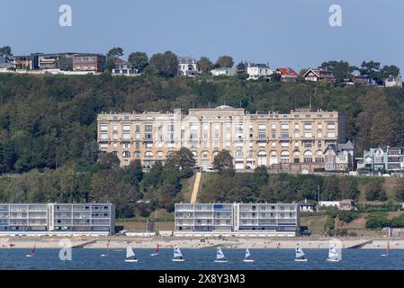Sainte-Adresse, Frankreich - Blick auf das Dufayel-Gebäude vom Ärmelkanal aus mit kleinen Freizeitsegelbooten im Vordergrund. Stockfoto