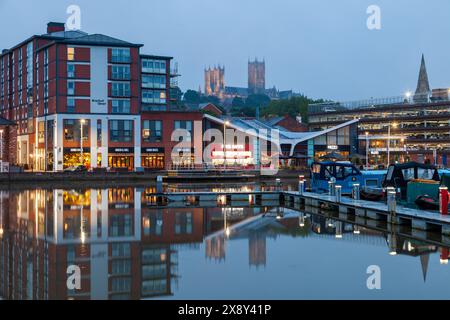 Die Nacht fällt am Brayford Pool in Lincoln, England. Stockfoto