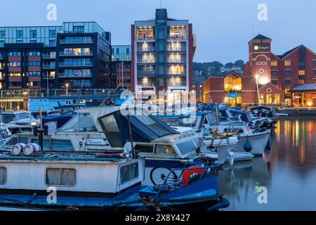 Die Nacht fällt am Brayford Pool in Lincoln, England. Stockfoto