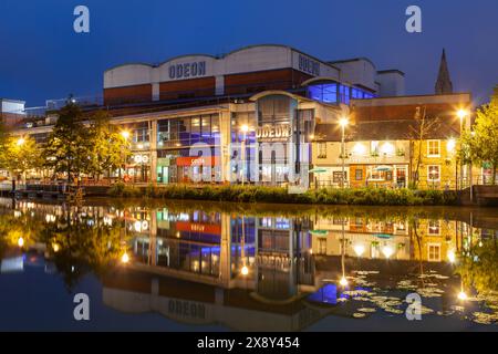 Die Nacht fällt am Brayford Pool in Lincoln, Lincolnshire, England. Stockfoto