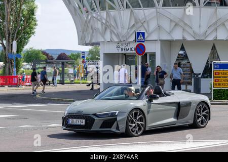 Remich, Luxemburg - Blick auf einen grauen Audi R8 Spyder V10 Performance quattro auf einer Straße. Stockfoto