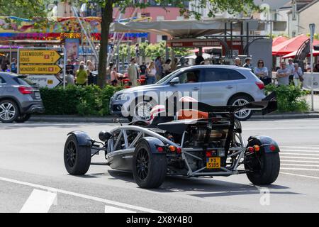 Remich, Luxemburg - Blick auf eine orange Ariel Atom, die auf einer Straße fährt. Stockfoto