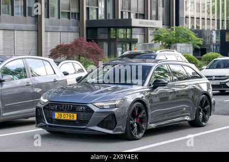 Luxemburg-Stadt, Luxemburg - Blick auf einen grauen Audi RS6 Avant C8 auf einer Straße. Stockfoto