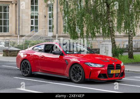 Luxemburg-Stadt, Luxemburg - Blick auf ein rotes BMW M4 Competition Coupé G82 auf einer Straße. Stockfoto