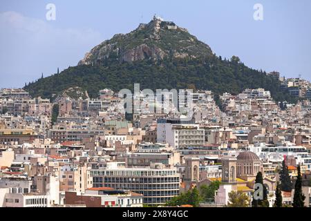 Stadtbild von Athen mit der Metropolitan Cathedral von Athen, der Kirche St. Dionysius dem Areopagiten und der Kirche St. Georg auf dem Gipfel des Mount L Stockfoto