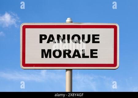 Ein französisches Stadtzeichen vor einem blauen Himmel mit der französischen Aufschrift „Panique Morale“, was im Englischen „Moral panic“ bedeutet. Stockfoto