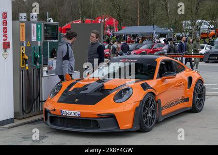 Spa-Francorchamps, Belgien - Les bruleurs de gommes 2024. Blick auf einen orangen Porsche 992 GT3 RS-Tankwagen an einer Tankstelle. Stockfoto