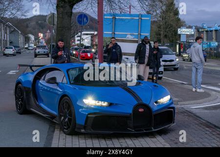 Malmedy, Belgien - Blick auf einen Bleu Agile 2021 Bugatti Chiron pur Sport, der auf einer Straße geparkt ist. Stockfoto