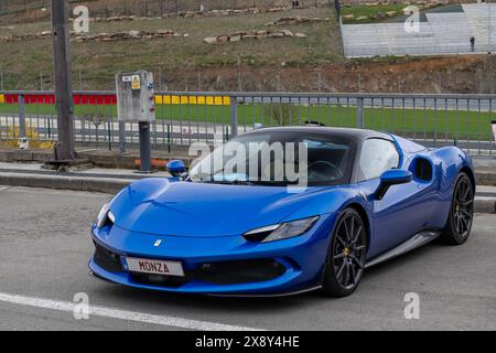 Spa-Francorchamps, Belgien - Blick auf einen blauen Ferrari 296 GTS auf einem Parkplatz. Stockfoto