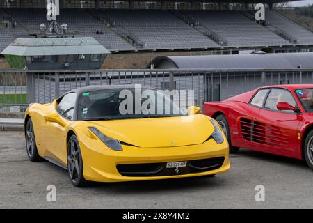 Spa-Francorchamps, Belgien - Blick auf einen gelben Ferrari 458 Italia auf einem Parkplatz. Stockfoto