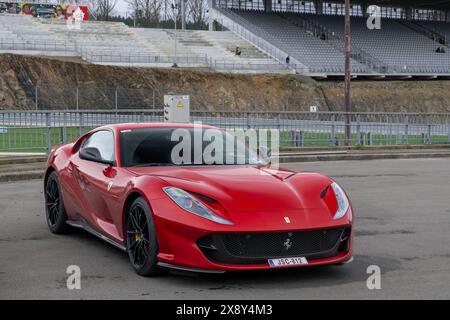 Spa-Francorchamps, Belgien - Blick auf einen roten Ferrari 812 Superfast auf einem Parkplatz. Stockfoto