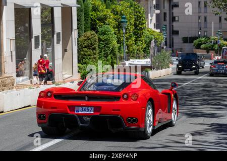 Monte Carlo, Monaco - Blick auf einen roten Ferrari Enzo, der auf einer Straße fährt. Stockfoto