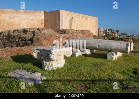 Römische Überreste außerhalb der Kasbah der Udayas in der Küstenstadt Rabat in Marokko. Stockfoto