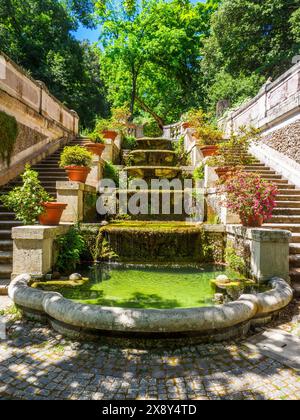 Treppe der elf Brunnen im Botanischen Garten von Rom, an den Hängen des Janiculum, im alten Park der Villa Corsini, einst Residenz von Christina von Schweden. Die Struktur hängt vom Institut für Umweltbiologie der Universität Rom „La Sapienza“ in Rom, Italien, ab Stockfoto