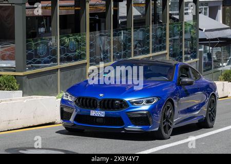 Monte Carlo, Monaco - Blick auf einen blauen BMW M8 F92 Coupé Wettbewerb, der auf einer Straße fährt. Stockfoto