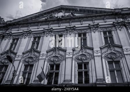 Historisches Gebäude in der Stadt Arad, Rumänien. Detail der Fassade. Hochwertige Fotos. Hochwertige Fotos Stockfoto