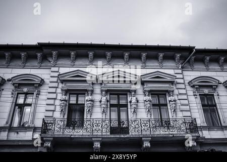 Historisches Gebäude in der Stadt Arad, Rumänien. Detail der Fassade. Hochwertige Fotos. Hochwertige Fotos Stockfoto