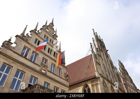 Nordrhein-Westfalen, Münster, Deutschland. 28. Mai 2024. Das Stadtweinhaus neben dem historischen Rathaus Münsters ist mit den Flaggen Frankreichs und Deutschlands dekoriert. Der französische Präsident Macron und seine Frau besuchen auf Einladung von Bundespräsident Steinmeier zu einem dreitägigen Staatsbesuch in Deutschland. Foto: Rolf Vennenbernd/dpa Stockfoto