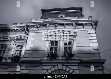 Historisches Gebäude in der Stadt Arad, Rumänien. Detail der Fassade. Hochwertige Fotos. Hochwertige Fotos Stockfoto