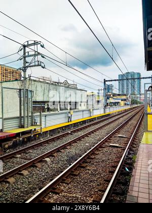 Ein leeres Segment des Light Rail Transit (LRT)-Systems in Manila, wobei die Hochbahngleise durch die städtische Landschaft schneiden und auf die warten Stockfoto